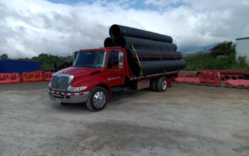 Plataforma cargada con tubería industrial lista para transporte